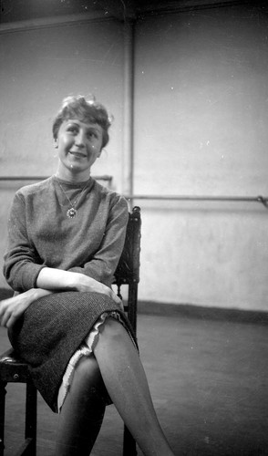 Femme assise sur une - , chaise-